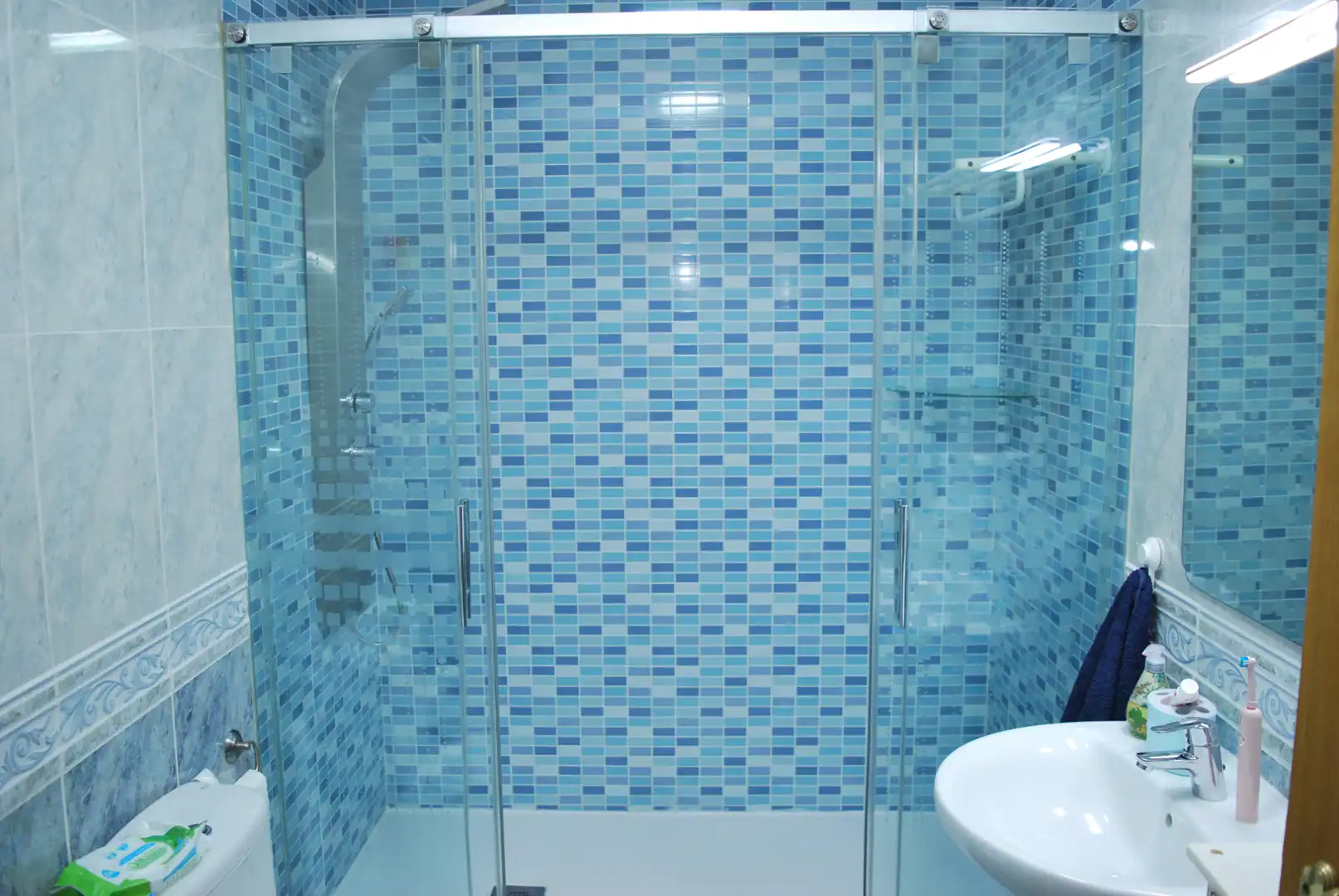 Badezimmer von Einfamilien-Reihenhaus zum Verkauf in Valdemorillo mit Privatgarten, Terrasse und Abstellraum