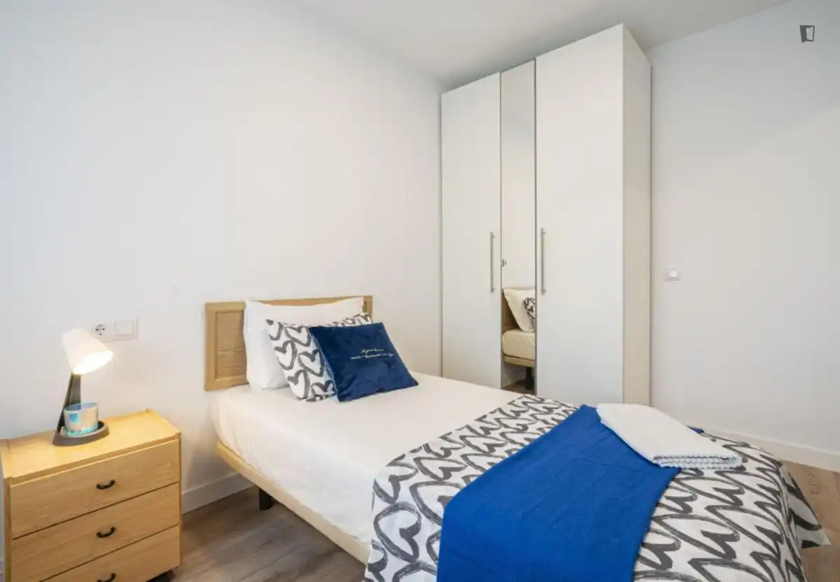 Dormitori de Apartament de lloguer en Madrid amb Calefacció, Moblat i Forn