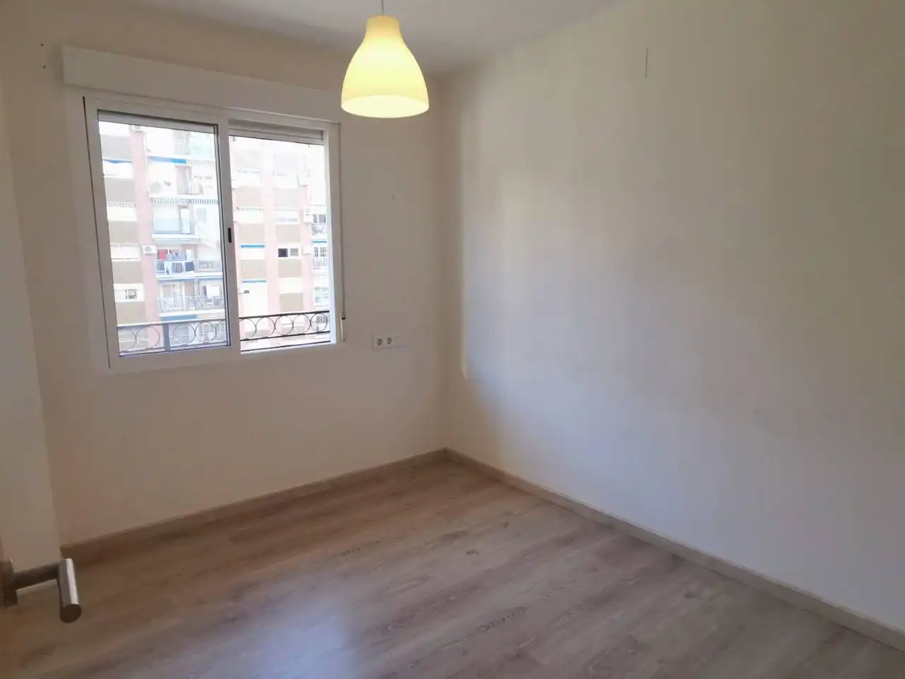 Schlafzimmer von Wohnung zur Miete in Valencia mit Balkon