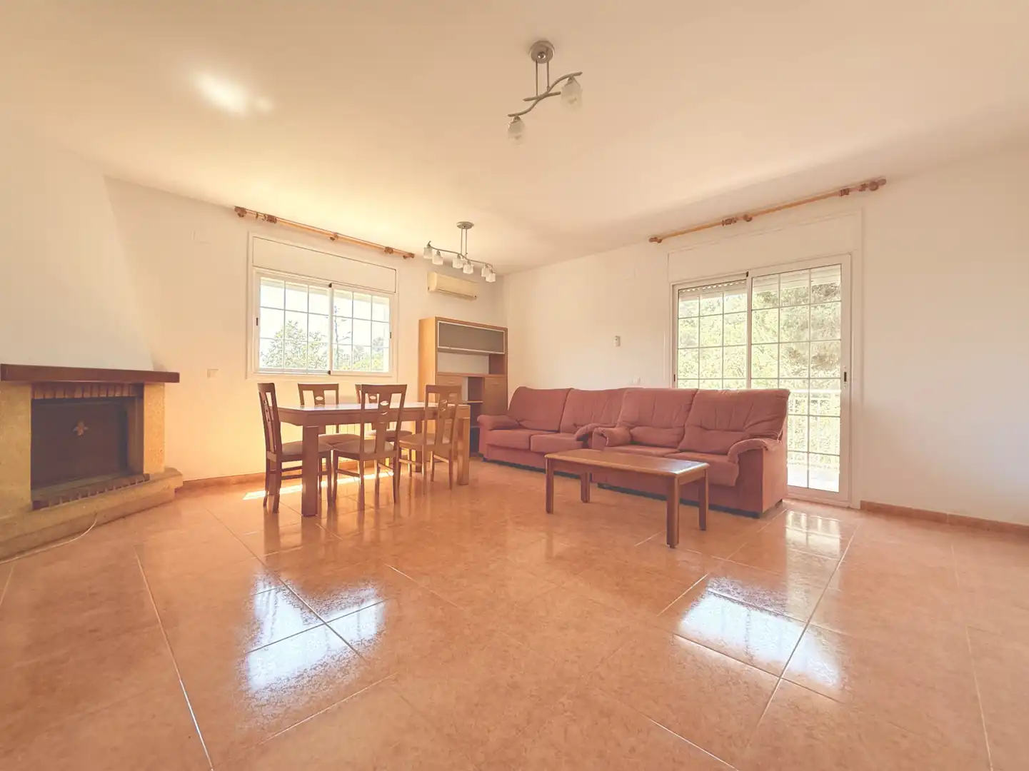 Sala d'estar de Casa o xalet en venda en Tordera amb Aire condicionat, Calefacció i Jardí privat