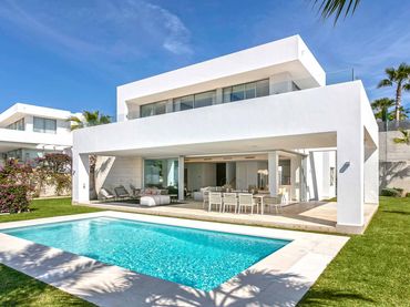 Casa con balcón en venta en Río Real - Los Monteros