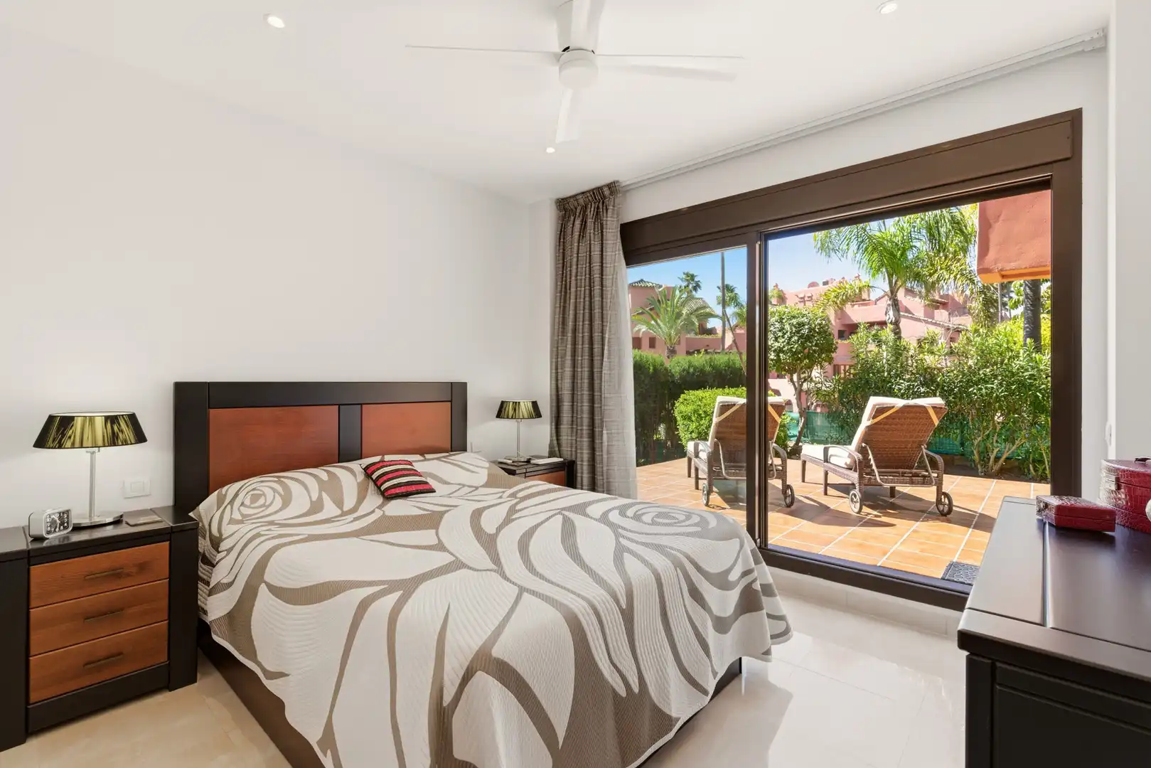 Dormitori de Planta baixa en venda en Estepona amb Aire condicionat, Jardí privat i Terrassa