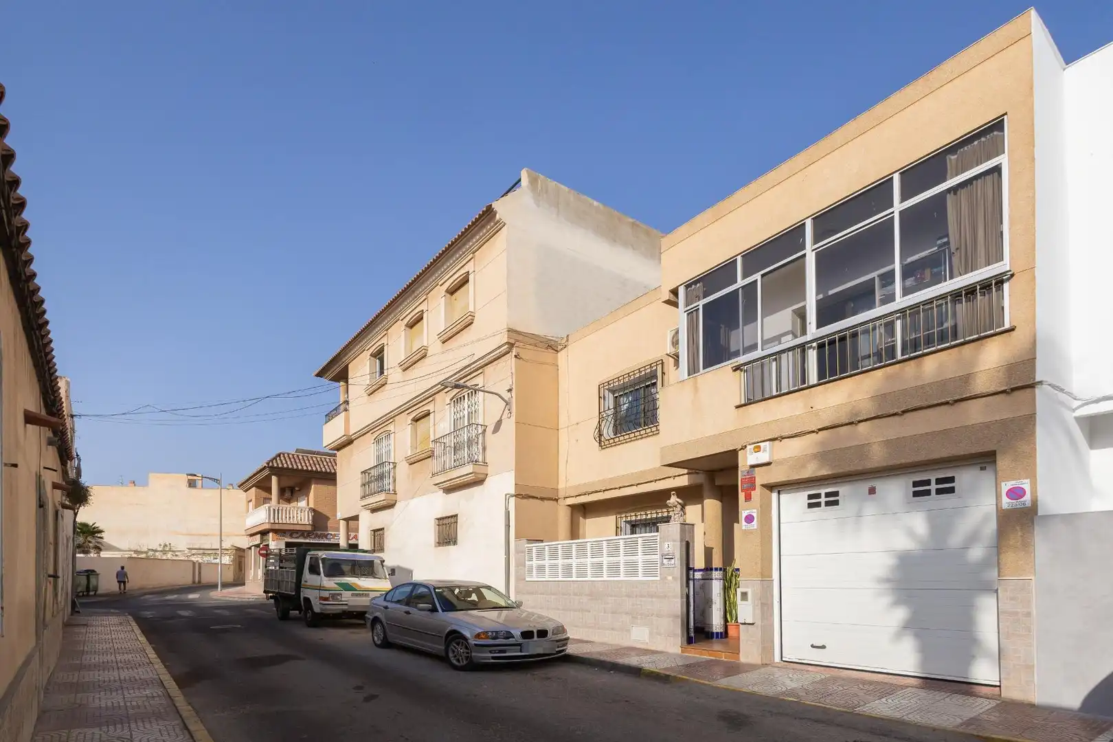 Vista exterior de Casa adosada en venda en Roquetas de Mar amb Aire condicionat, Terrassa i Balcó