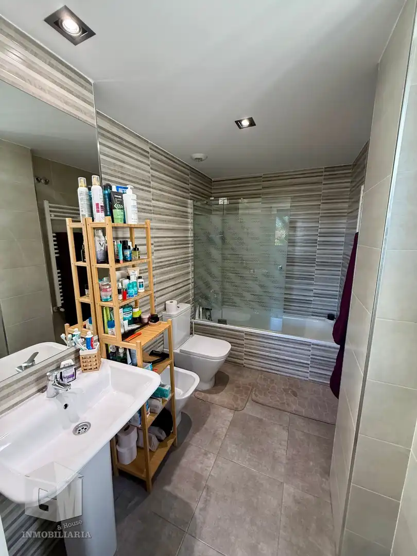 Badezimmer von Einfamilien-Reihenhaus zum Verkauf in Arroyomolinos (Madrid) mit Klimaanlage, Heizung und Privatgarten