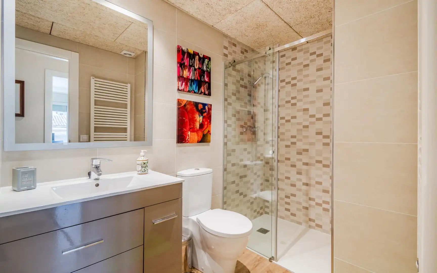 Baño de Apartamento de alquiler en Girona con Balcón