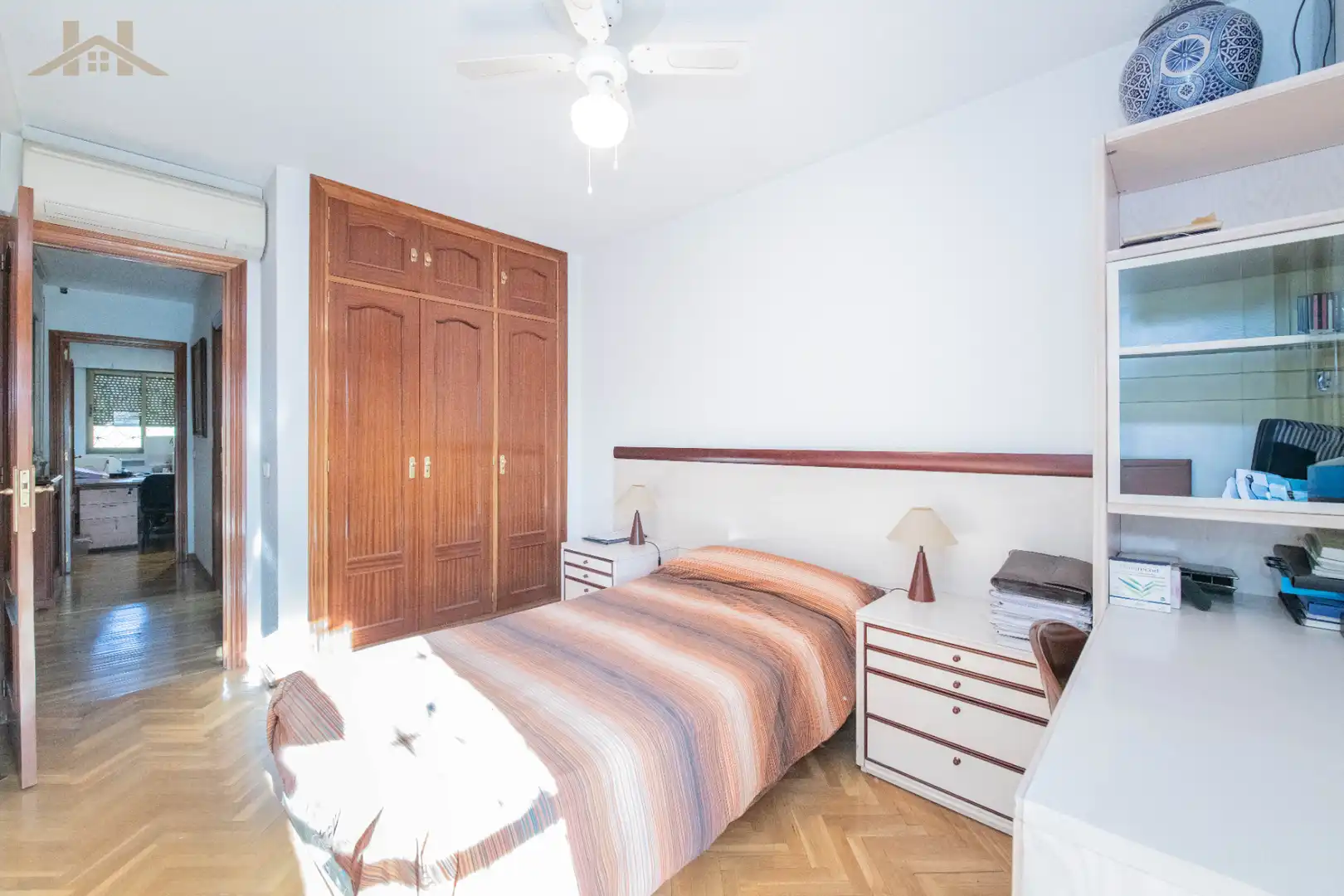 Habitación de Casa adosada en venta en Pozuelo de Alarcón con Aire acondicionado, Calefacción y Jardín privado