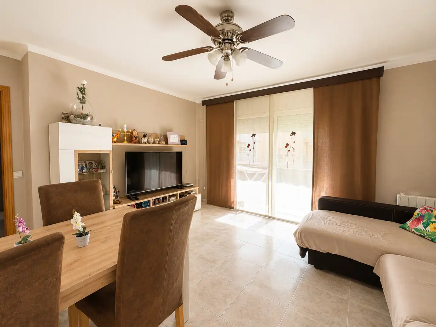 Sala de estar de Piso en venta en Palamós con Calefacción, Terraza y Amueblado