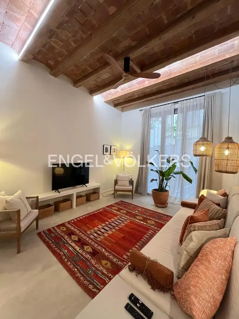 Flat with terrace to rent in Eixample