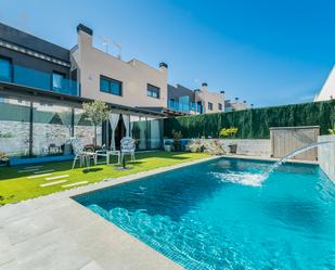 Piscina de Casa adosada en venda en Arroyomolinos (Madrid) amb Aire condicionat, Terrassa i Piscina