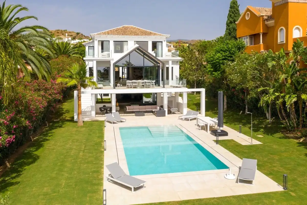 Chalet con piscina en venta en Calle Sirio