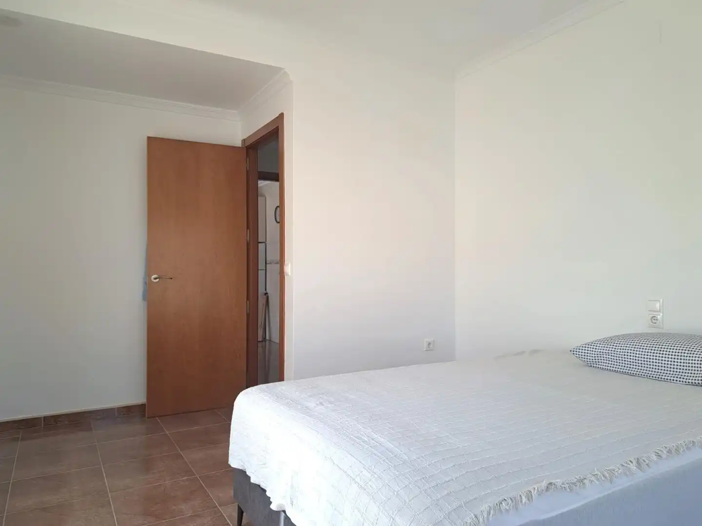 Habitación de Casa adosada en venta en Requena con Calefacción, Terraza y Trastero