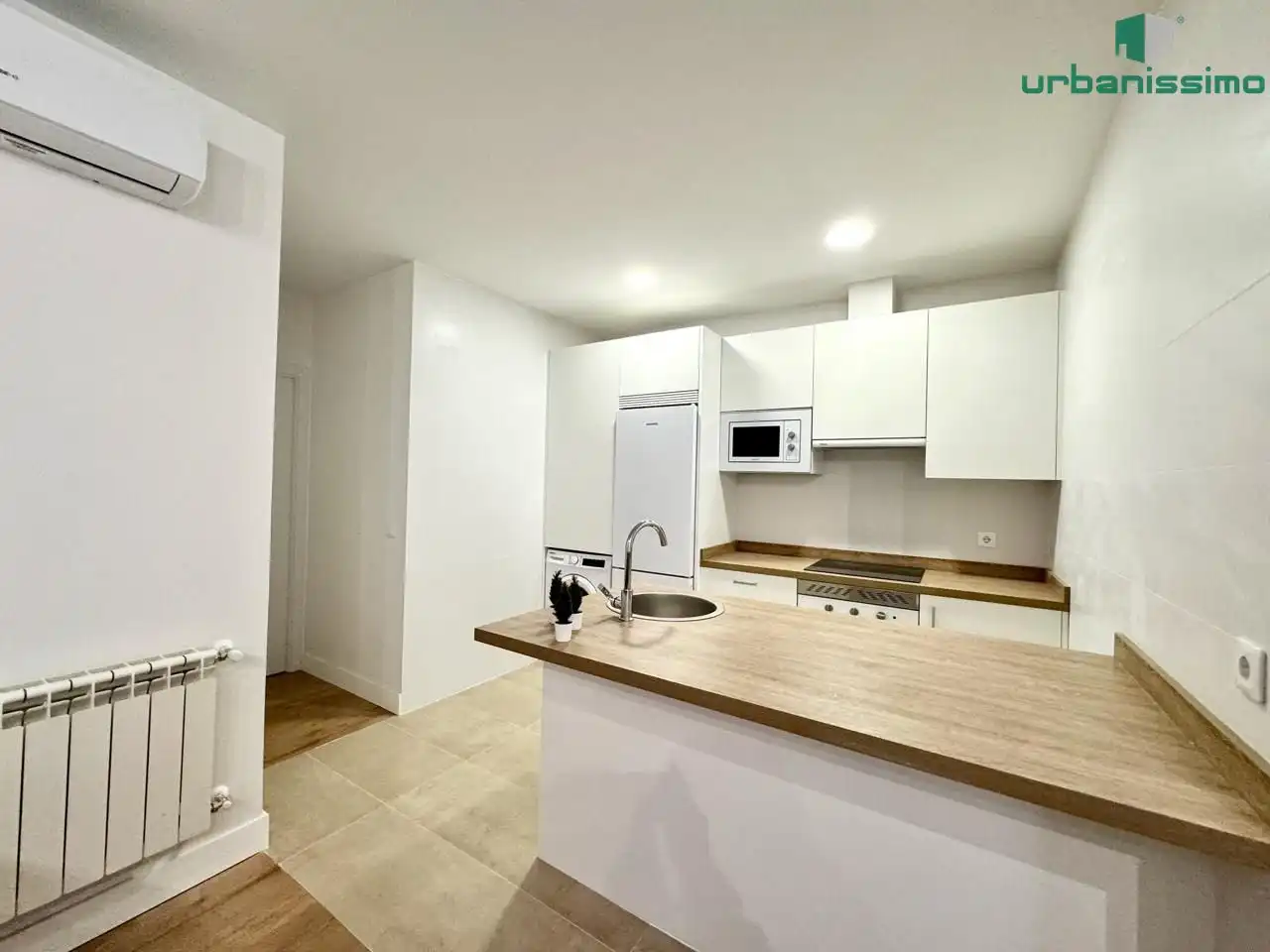 Cuina de Apartament de lloguer en Madrid amb Aire condicionat, Calefacció i Moblat