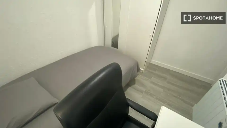 Dormitori de Pis de lloguer en Madrid amb Aire condicionat, Calefacció i Moblat