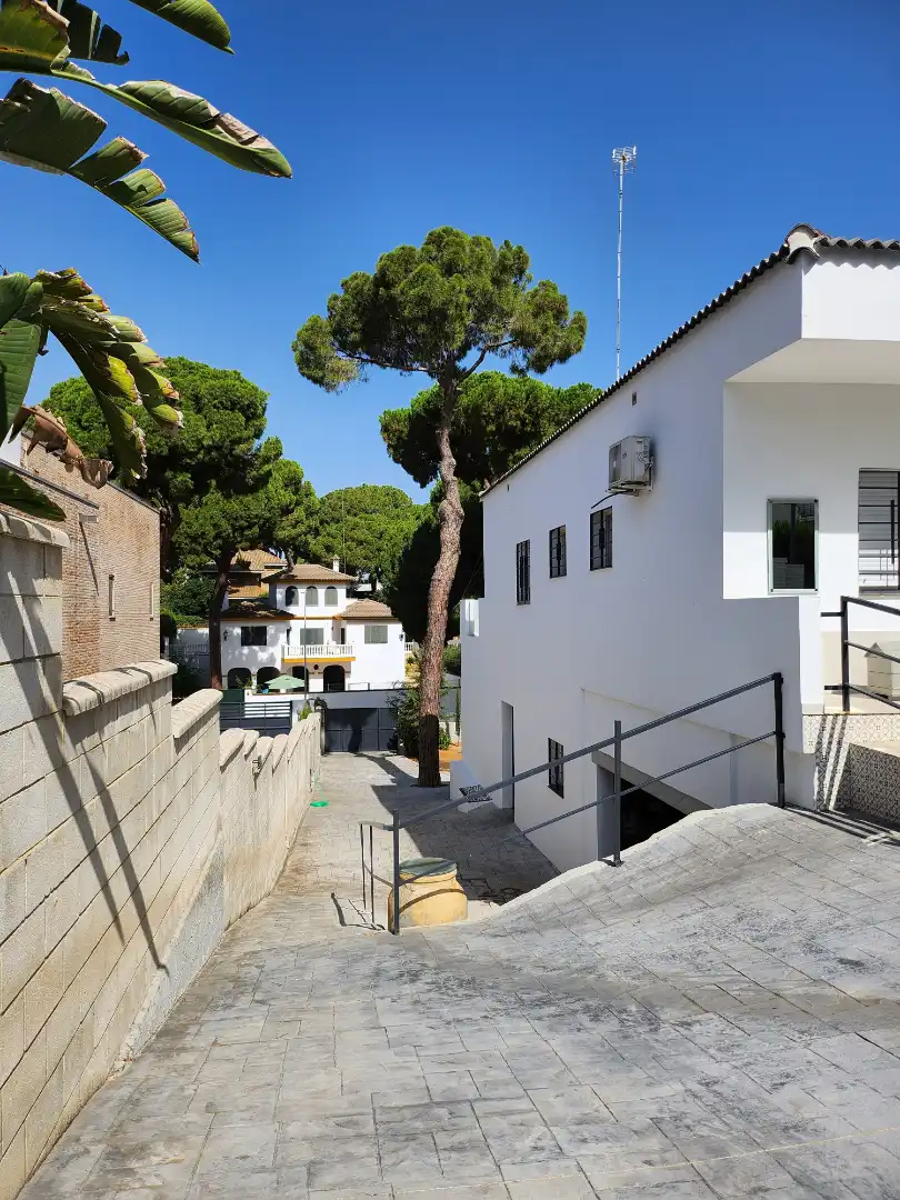 Vista exterior de Casa o chalet en venta en Alcalá de Guadaira con Aire acondicionado, Calefacción y Jardín privado