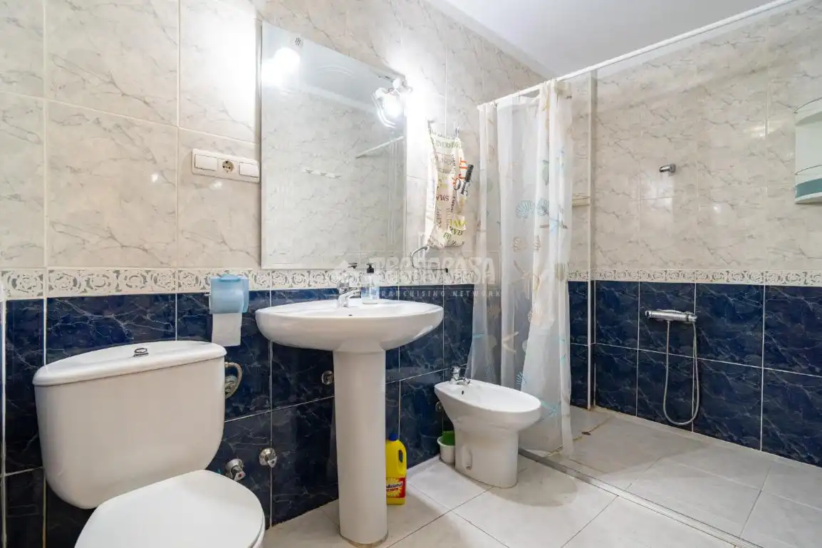 Bathroom of Flat for sale in Granada  with Terrace and Balcony
