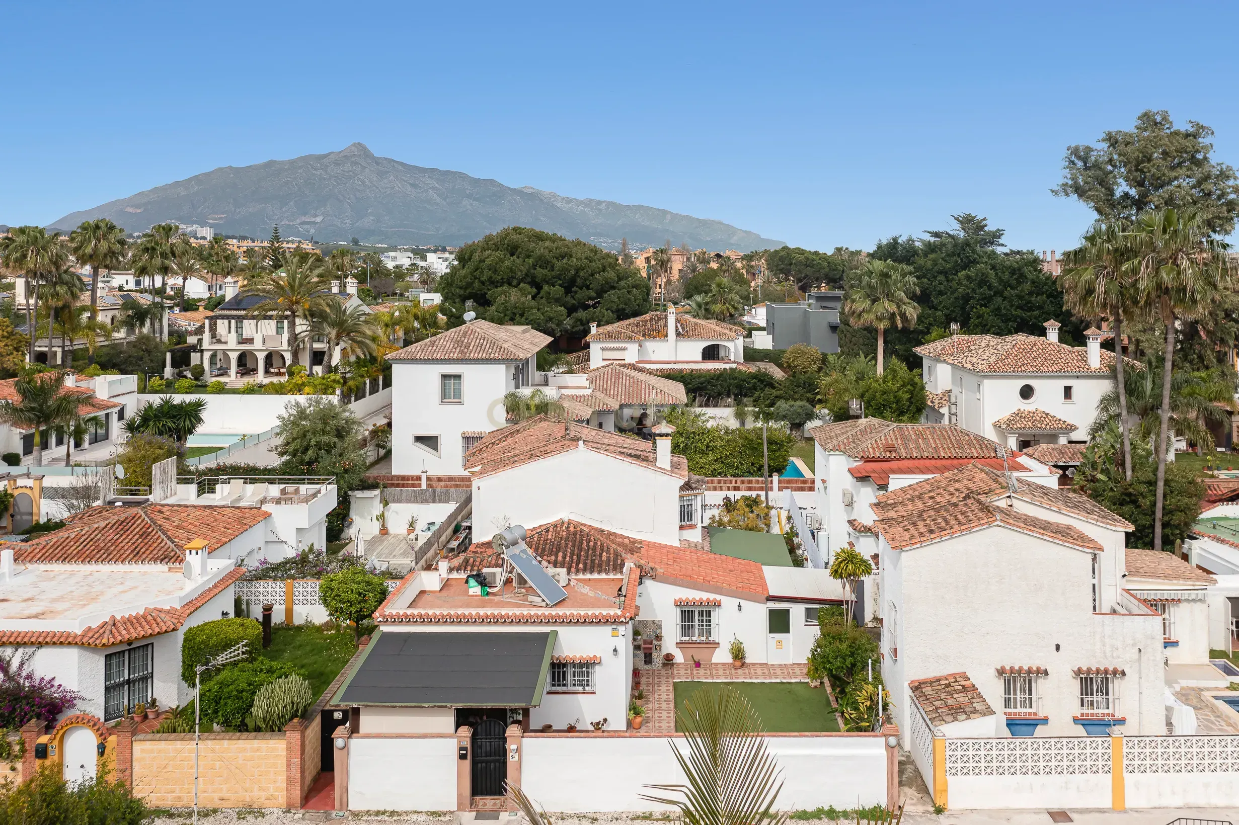 Vista exterior de Casa o xalet en venda en Marbella amb Aire condicionat, Jardí privat i Traster