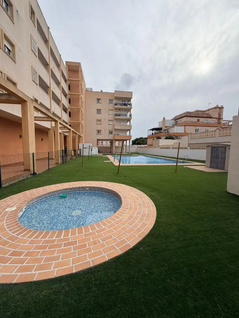 Schwimmbecken von Wohnung zum Verkauf in Roquetas de Mar mit Klimaanlage, Möbliert und Gemeinschaftspool