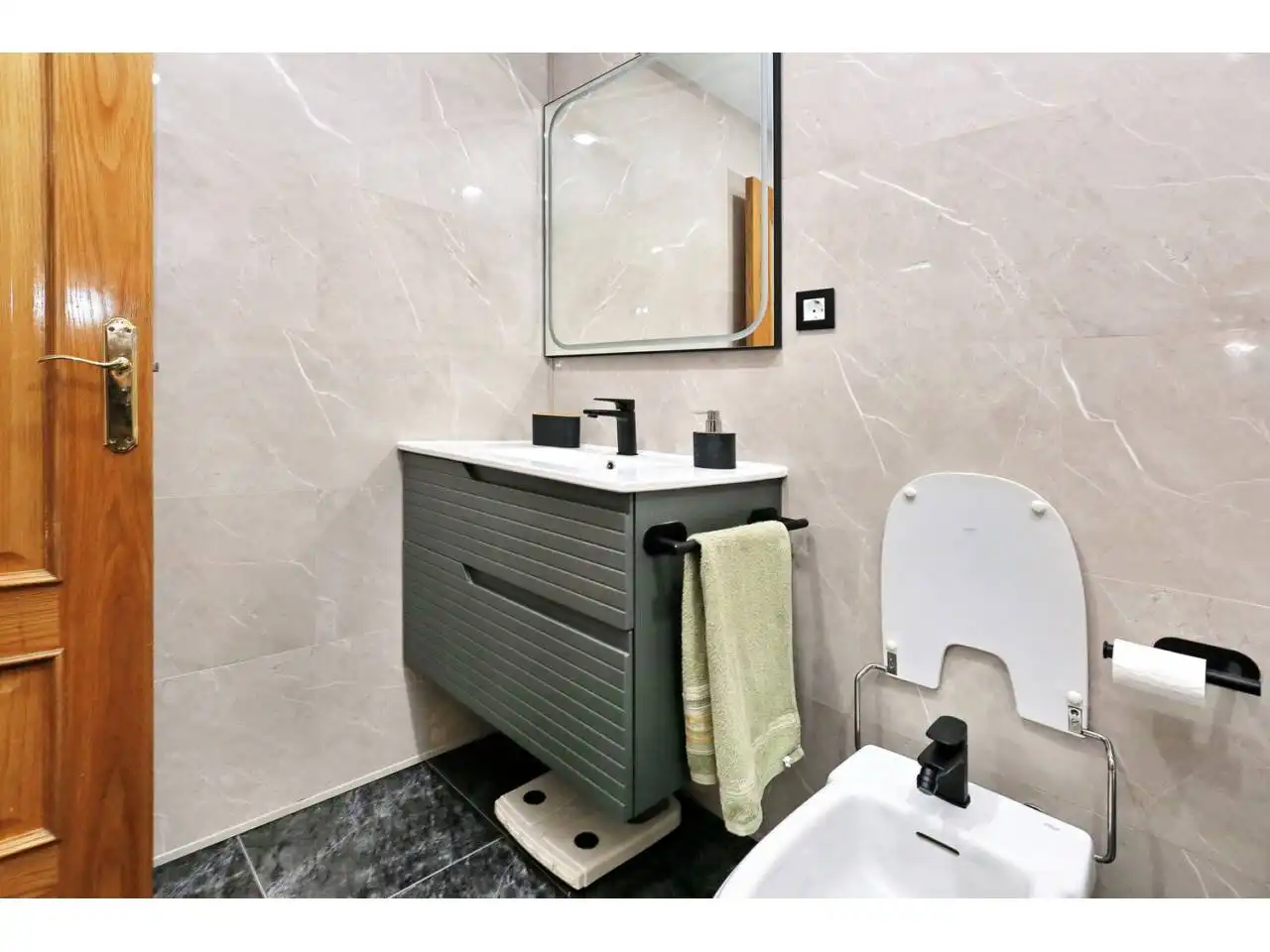 Bathroom of Flat for sale in Santa Coloma de Gramenet  with Furnished and Balcony