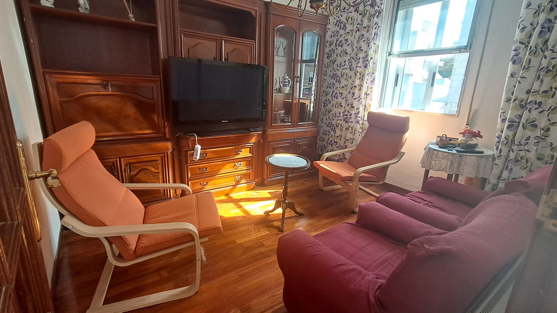 Sala d'estar de Apartament en venda en Vigo  amb Calefacció, Moblat i Forn