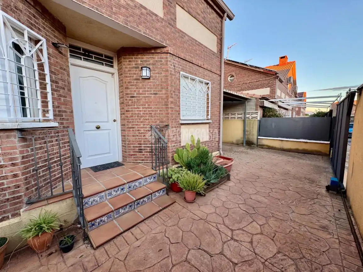 Vista exterior de Casa adosada en venta en Villanueva de la Torre con Aire acondicionado