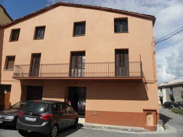 Casa rústica amb balcó en venda a Sant Jaume de Llierca