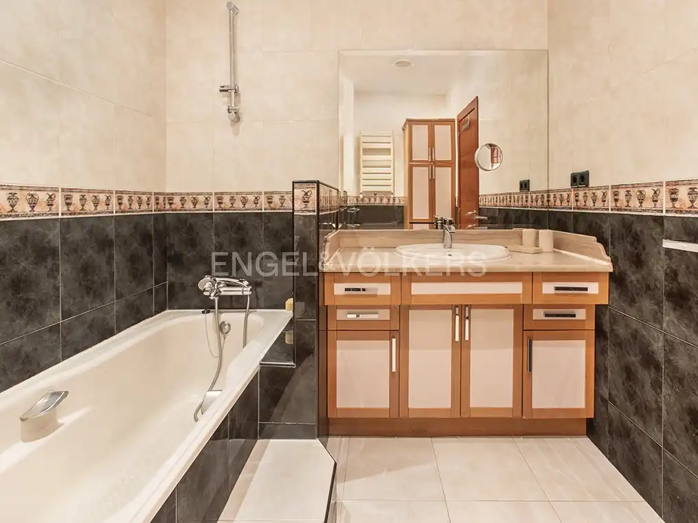 Baño de Ático en venta en Gijón  con Calefacción, Parquet y Terraza