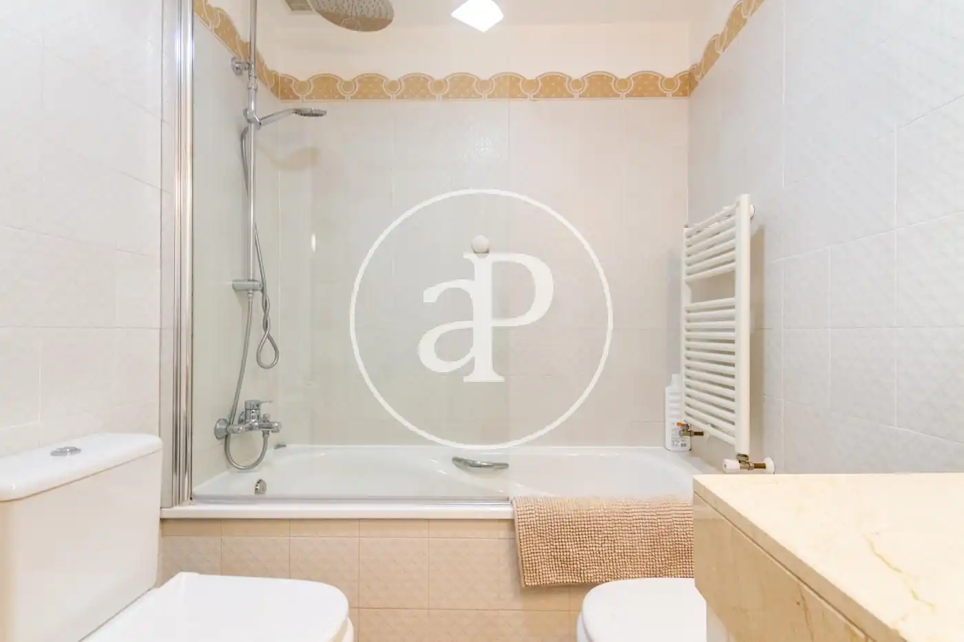 Badezimmer von Wohnung zur Miete in Pozuelo de Alarcón mit Klimaanlage, Heizung und Privatgarten