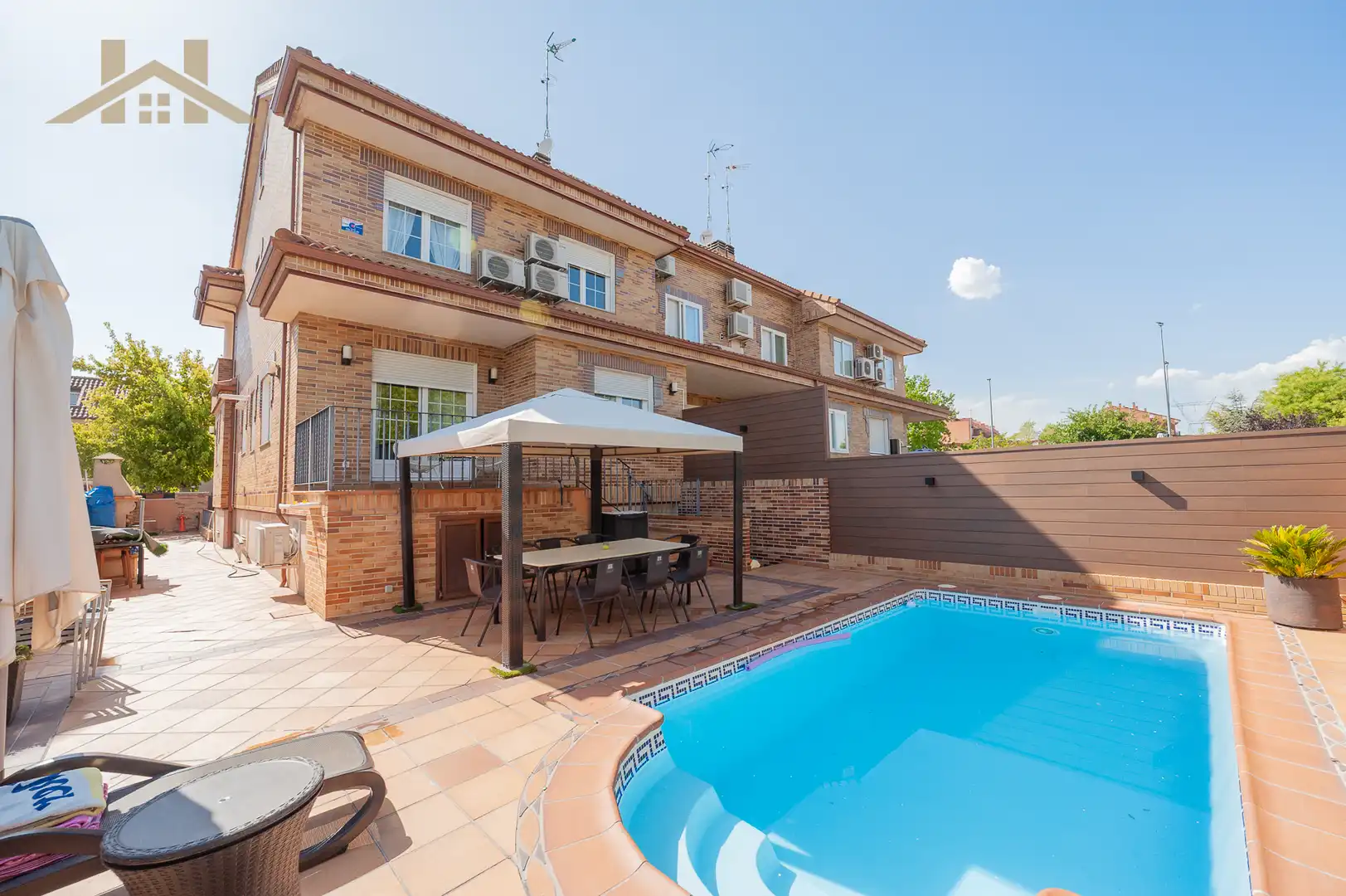 Doppelhaushälfte mit Pool zum Verkauf in Calle de Camariñas 108