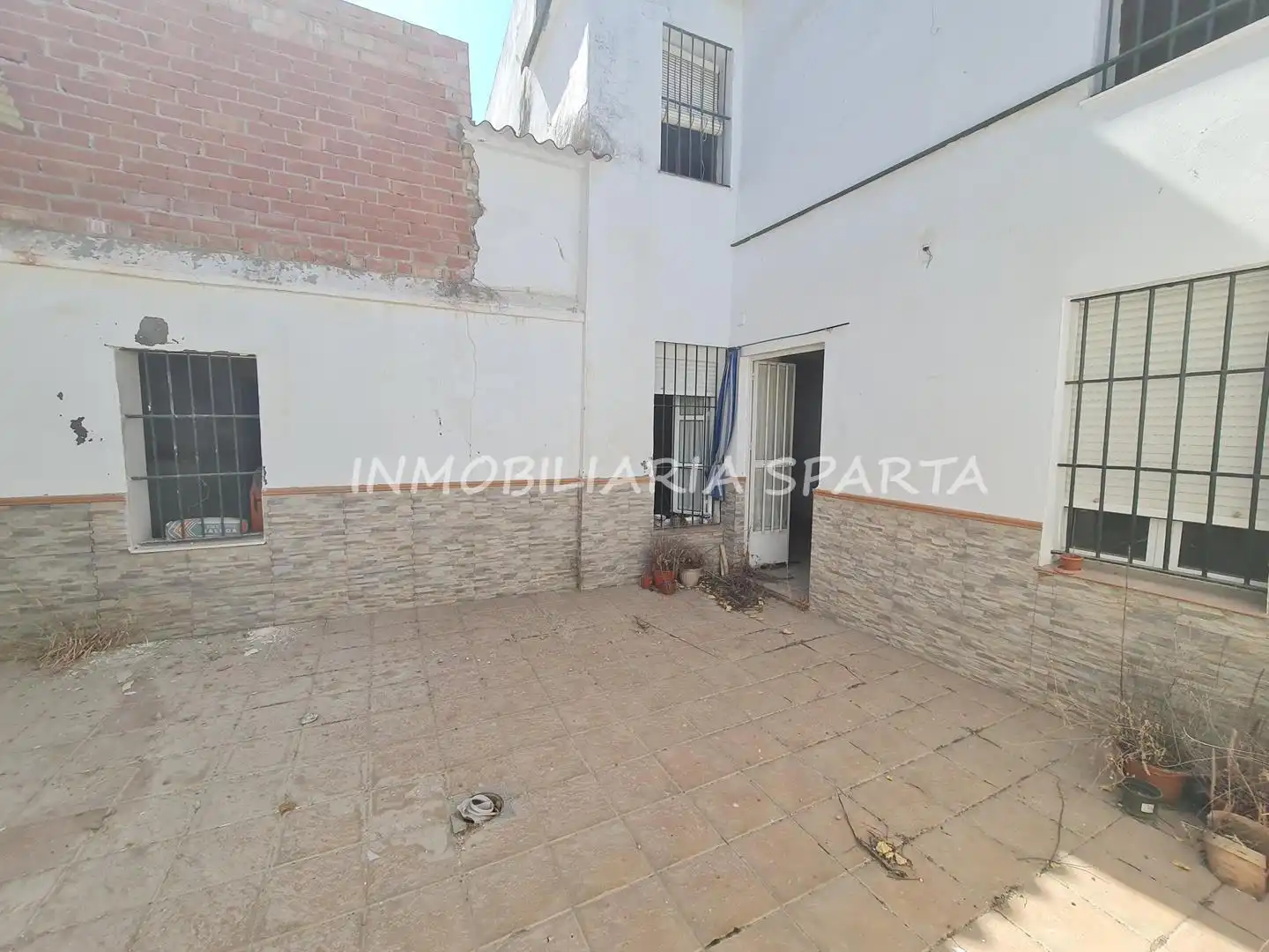 Vista exterior de Casa adosada en venda en Sanlúcar la Mayor amb Jardí privat i Balcó