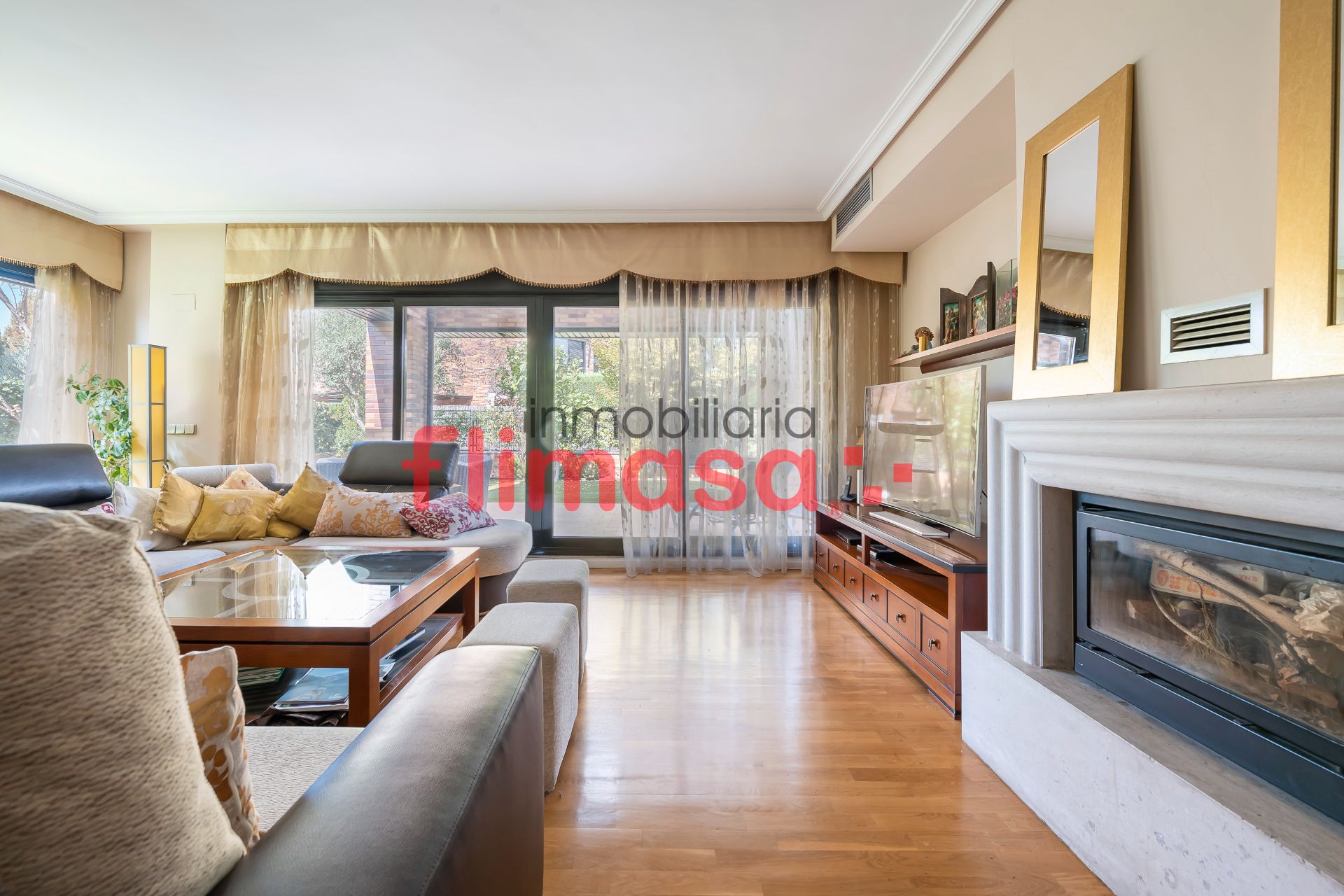 Sala d'estar de Casa adosada en venda en Villaviciosa de Odón amb Aire condicionat, Calefacció i Jardí privat