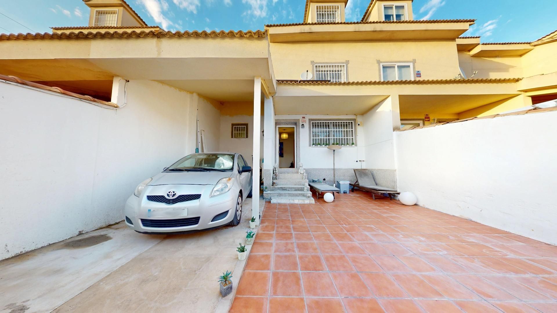 Vista exterior de Casa adosada en venda en Horcajo de Santiago amb Aire condicionat, Calefacció i Jardí privat