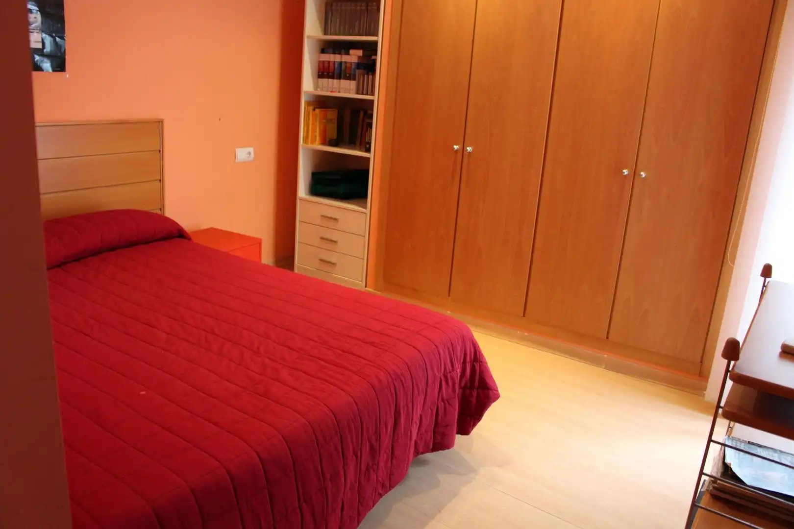 Dormitori de Àtic de lloguer en Valencia amb Aire condicionat, Parquet i Moblat