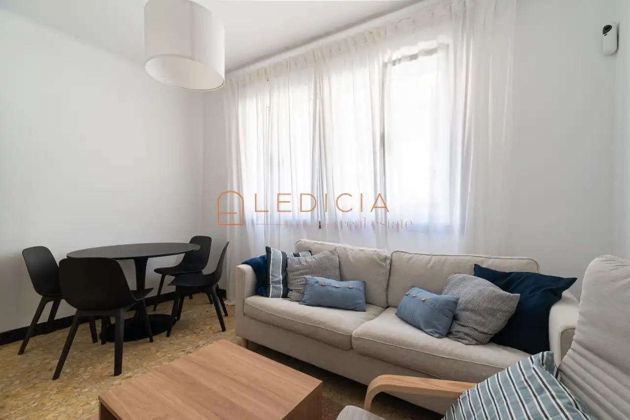 Sala d'estar de Casa o xalet en venda en Cangas  amb Calefacció, Jardí privat i Parquet