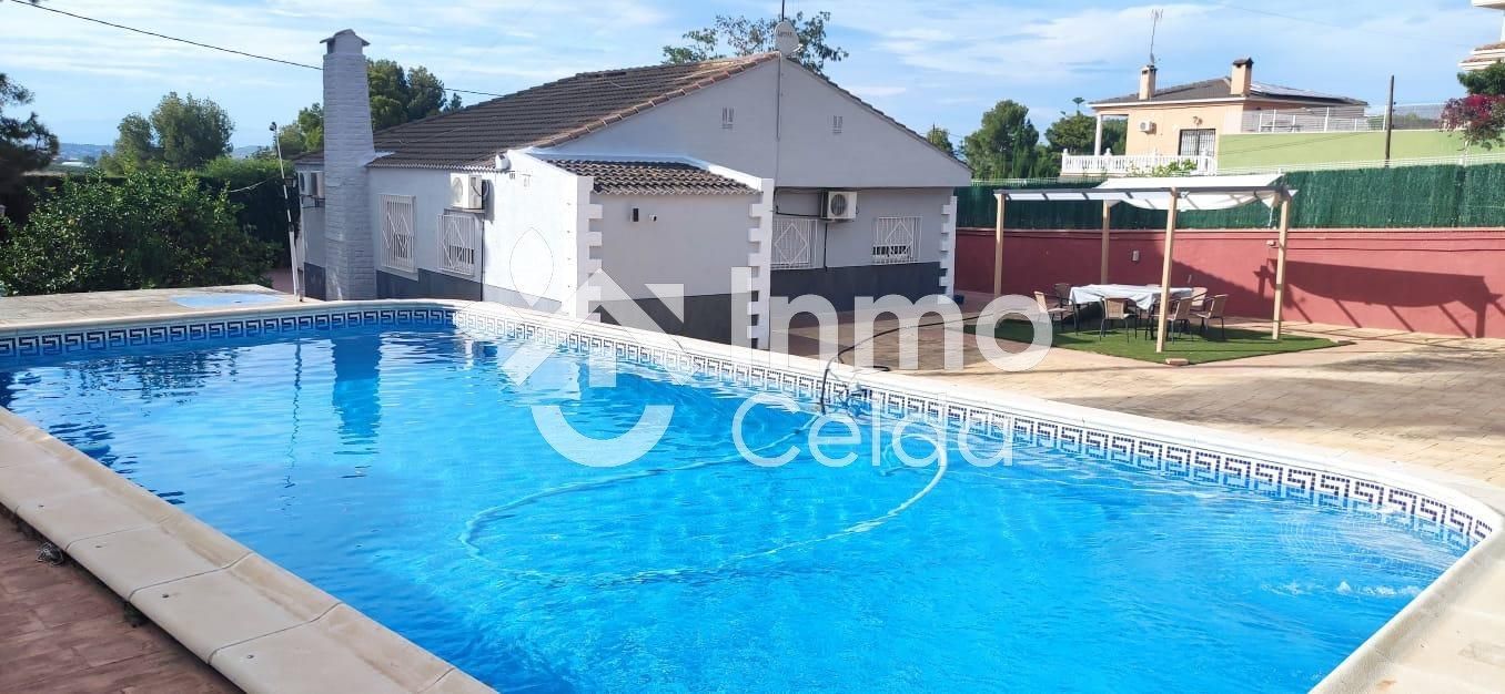 Piscina de Casa o xalet en venda en Chiva amb Aire condicionat, Calefacció i Jardí privat