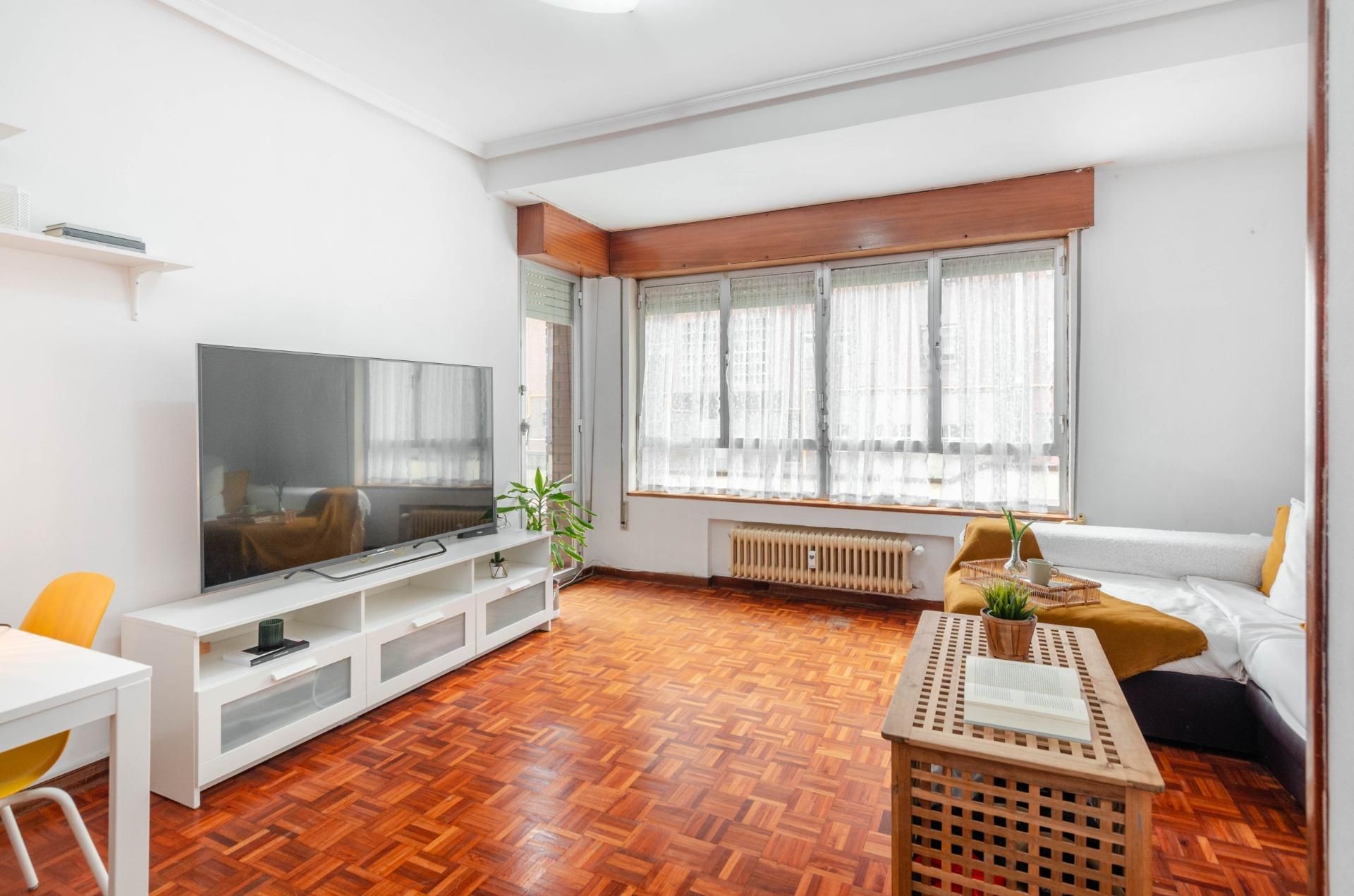 Living room of Flat for sale in Oviedo   with Heating, Private garden and Terrace