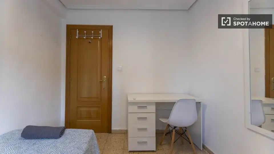 Habitación de Piso de alquiler en Valencia con Aire acondicionado, Calefacción y Amueblado