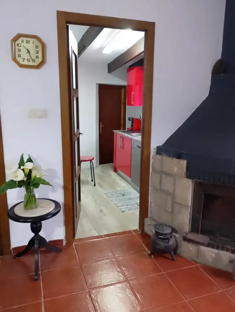Cuina de Casa o xalet en venda en Oviedo  amb Jardí privat i Moblat