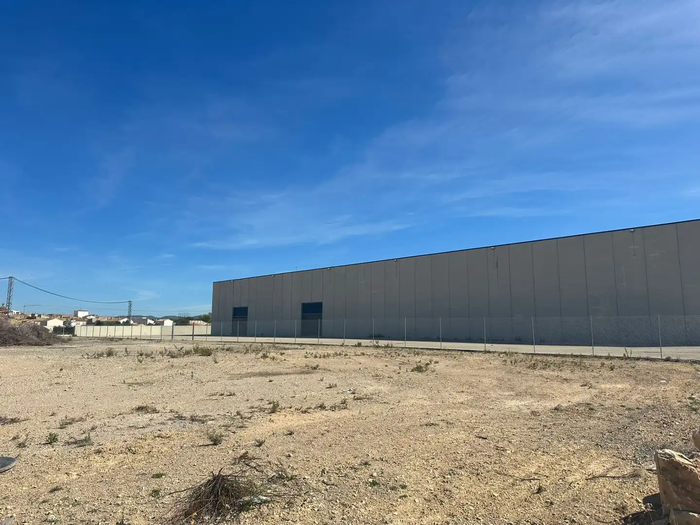 Vista exterior de Nave industrial de alquiler en Villargordo del Cabriel con Alarma