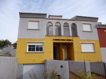Vista exterior de Casa adosada en venda en Orihuela amb Terrassa i Balcó