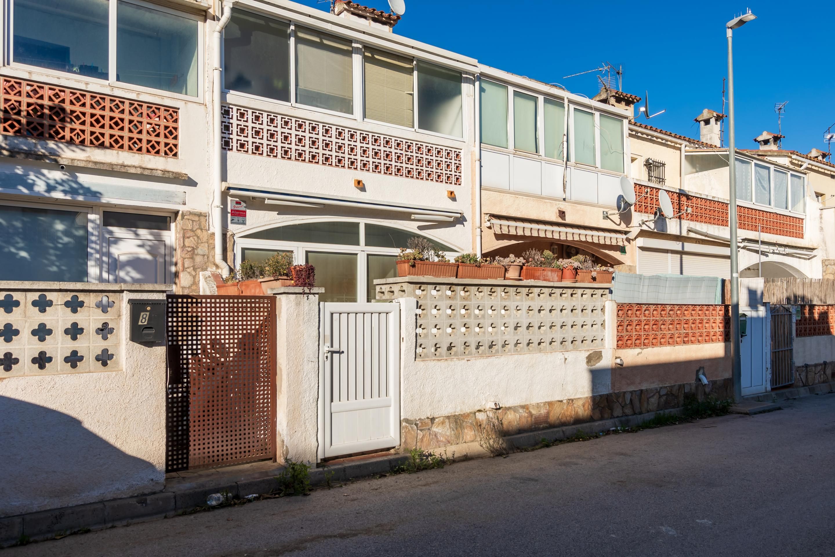 Exterior view of House or chalet for sale in Castelló d'Empúries  with Air Conditioner, Heating and Terrace