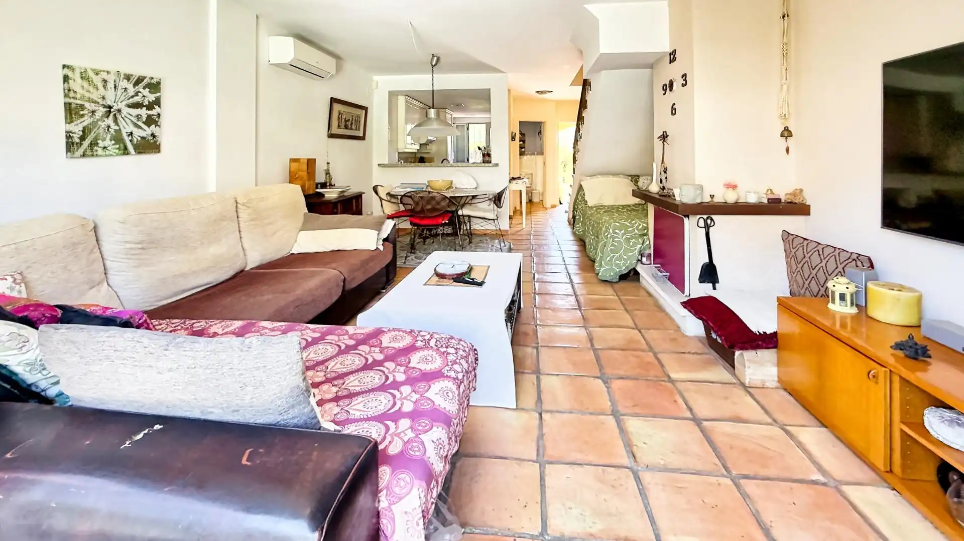 Sala de estar de Casa adosada en venta en Finestrat con Aire acondicionado, Jardín privado y Terraza