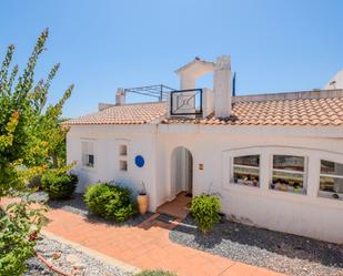 Vista exterior de Casa adosada en venda en La Nucia amb Aire condicionat, Jardí privat i Terrassa