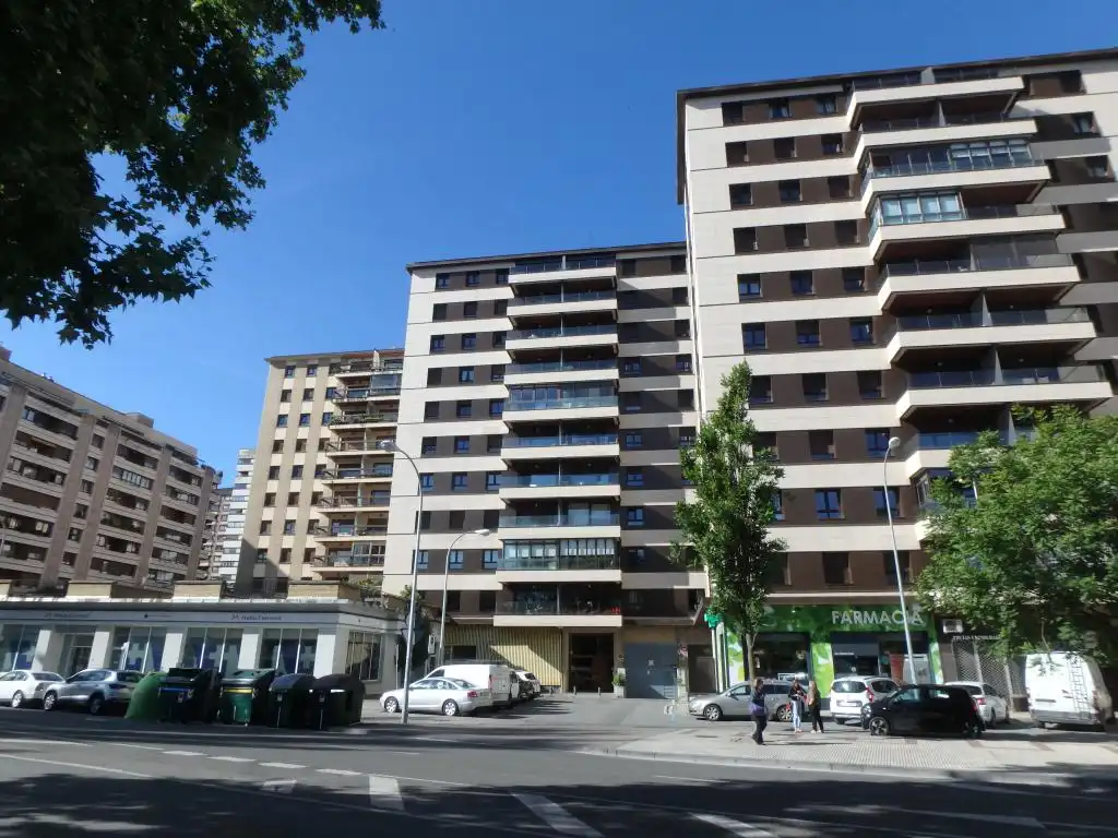 Vista exterior de Piso de alquiler en  Pamplona / Iruña con Calefacción, Terraza y Alarma