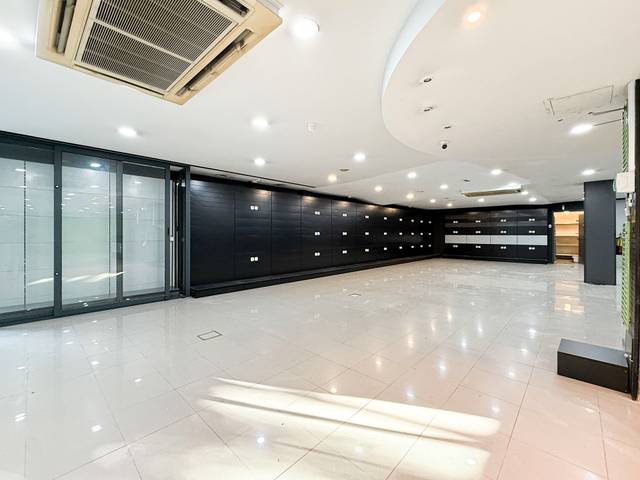 Local comercial en Alquiler en Carrer de Galileu en Sants