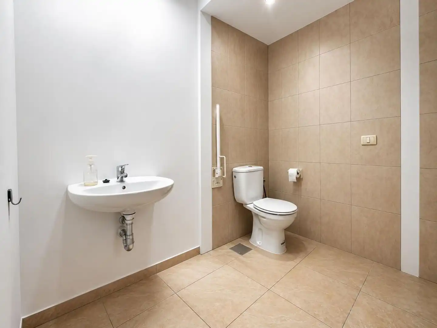 Local comercial en alquiler en del Castillo 17, imagen 17