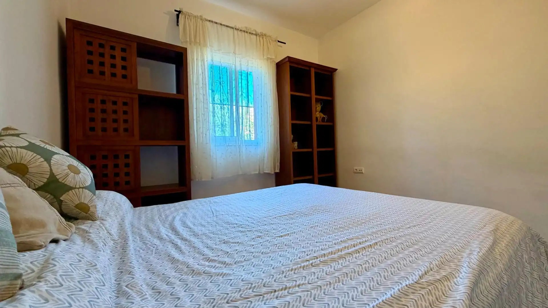 Dormitori de Casa o xalet en venda en La Línea de la Concepción amb Jardí privat i Piscina
