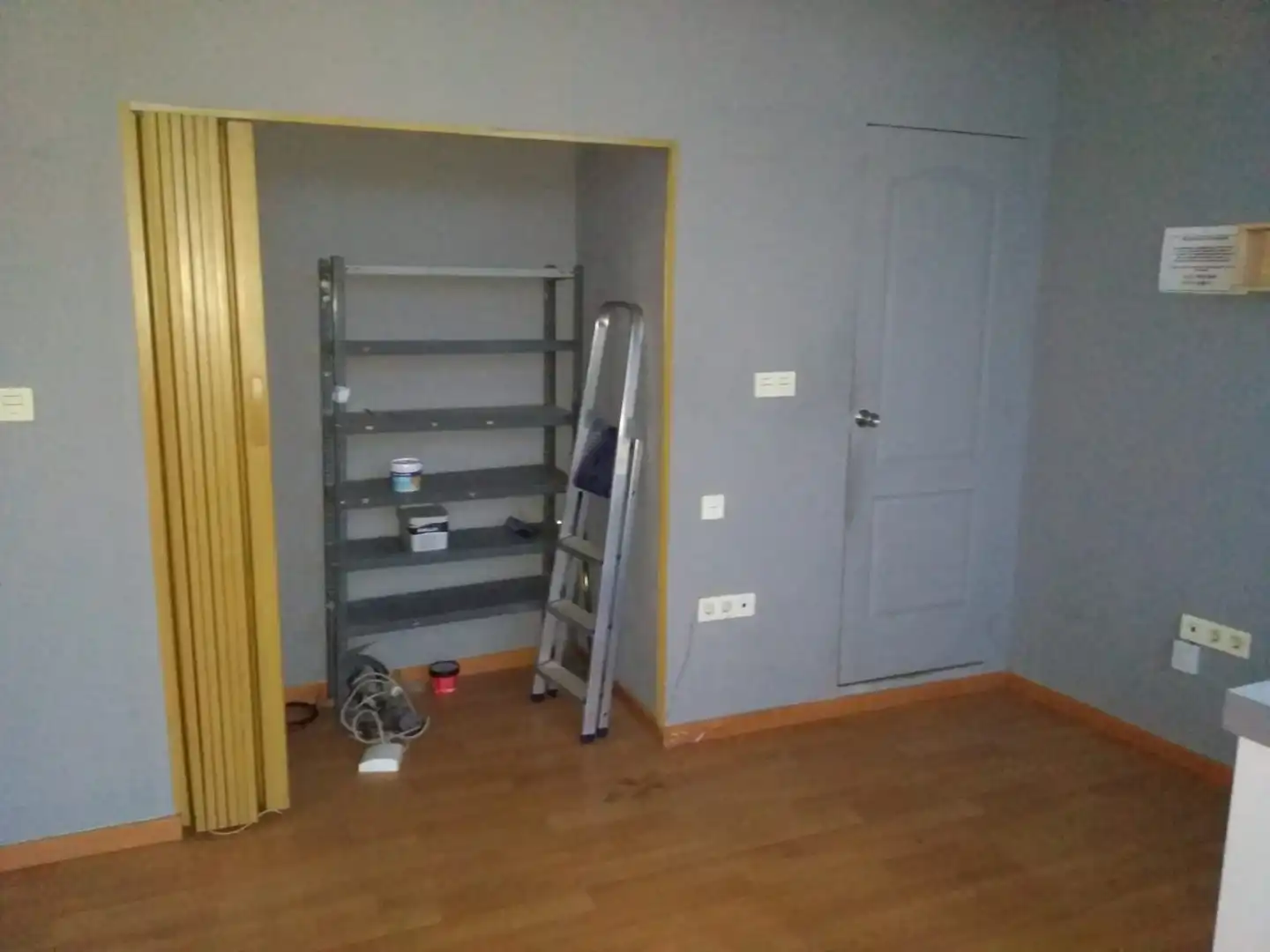 Habitación de Local de alquiler en Granada con Parquet