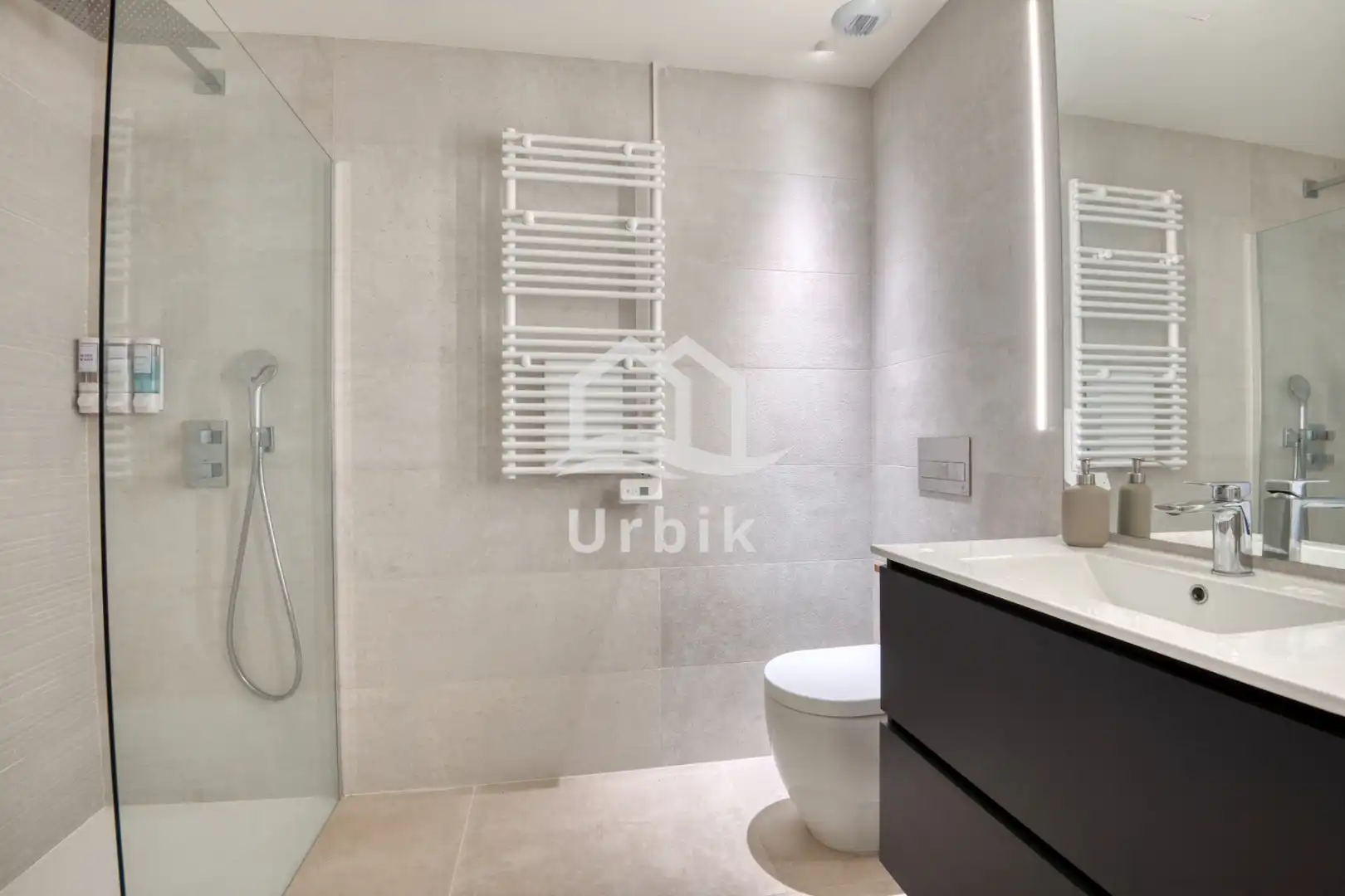 Baño de Piso en venta en Castell d'Aro, Platja d'Aro i s'Agaró con Aire acondicionado, Jardín privado y Terraza