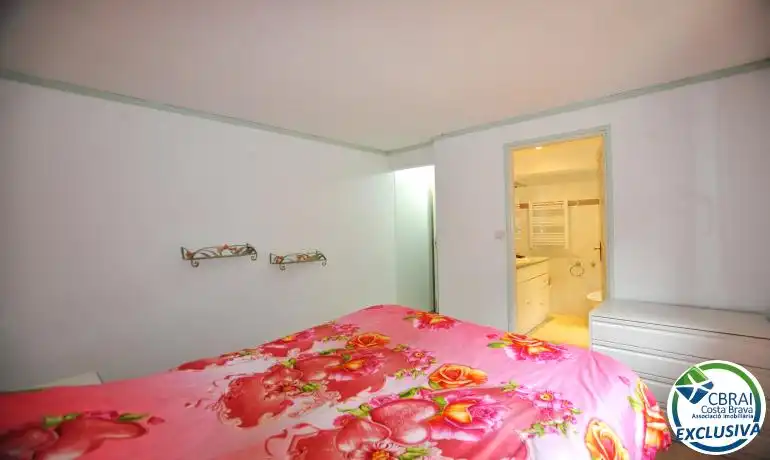 Schlafzimmer von Einfamilien-Reihenhaus zum Verkauf in Roses mit Heizung