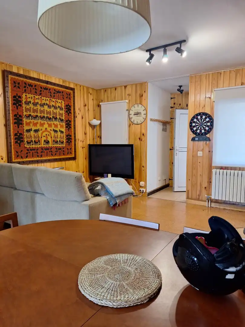 Sala d'estar de Casa adosada en venda en Hermandad de Campoo de Suso amb Jardí privat